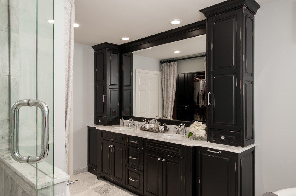 Bild på ett mellanstort vintage en-suite badrum, med ett undermonterad handfat, luckor med upphöjd panel, svarta skåp, marmorbänkskiva, ett fristående badkar, en dusch i en alkov, vit kakel, stenkakel, grå väggar och marmorgolv
