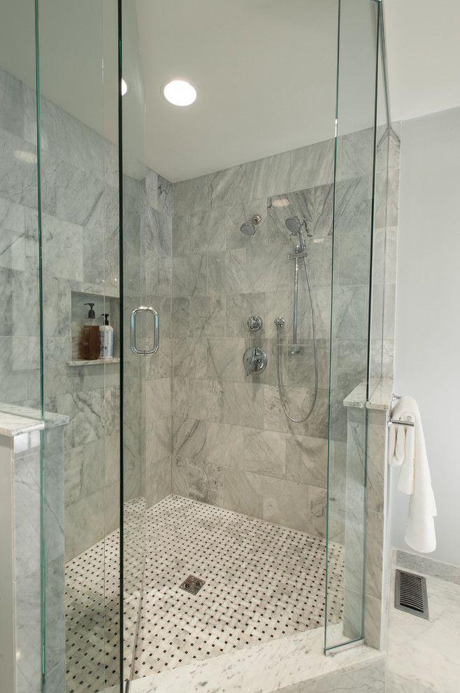 Bild på ett mellanstort vintage en-suite badrum, med ett undermonterad handfat, marmorbänkskiva, ett fristående badkar, en dusch i en alkov, vit kakel, stenkakel, grå väggar och marmorgolv