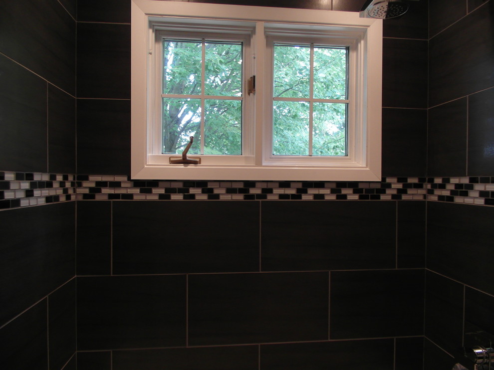 Cette image montre une petite salle d'eau design avec une baignoire en alcôve, un combiné douche/baignoire, WC séparés, un carrelage noir, un carrelage gris, un carrelage multicolore, des carreaux en allumettes, un mur noir, un sol en carrelage de porcelaine et un lavabo de ferme.