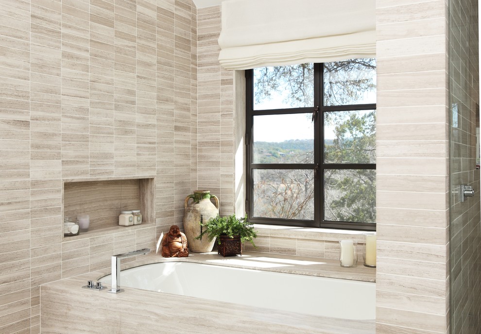 Пример оригинального дизайна: ванная комната в современном стиле с ванной в нише