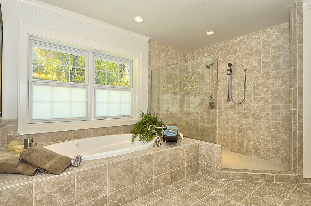 Bild på ett stort amerikanskt en-suite badrum, med luckor med upphöjd panel, skåp i mörkt trä, ett platsbyggt badkar, en öppen dusch, beige kakel, porslinskakel, vita väggar, klinkergolv i porslin, ett undermonterad handfat, marmorbänkskiva, beiget golv och med dusch som är öppen
