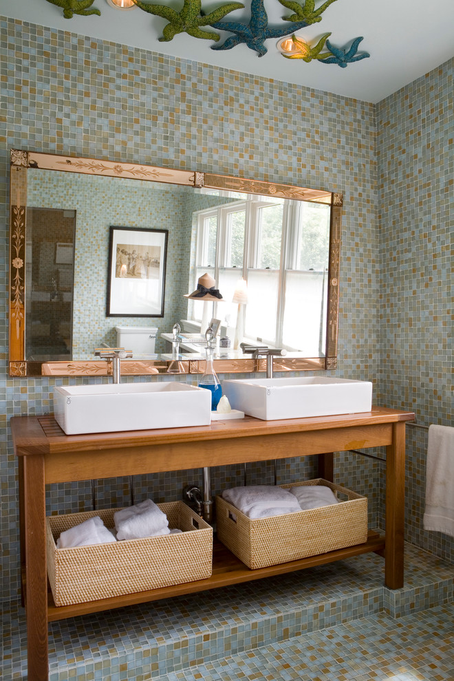 Exemple d'une salle de bain bord de mer en bois brun avec un placard sans porte, un carrelage multicolore, mosaïque, un sol en carrelage de terre cuite, une vasque et un plan de toilette en bois.