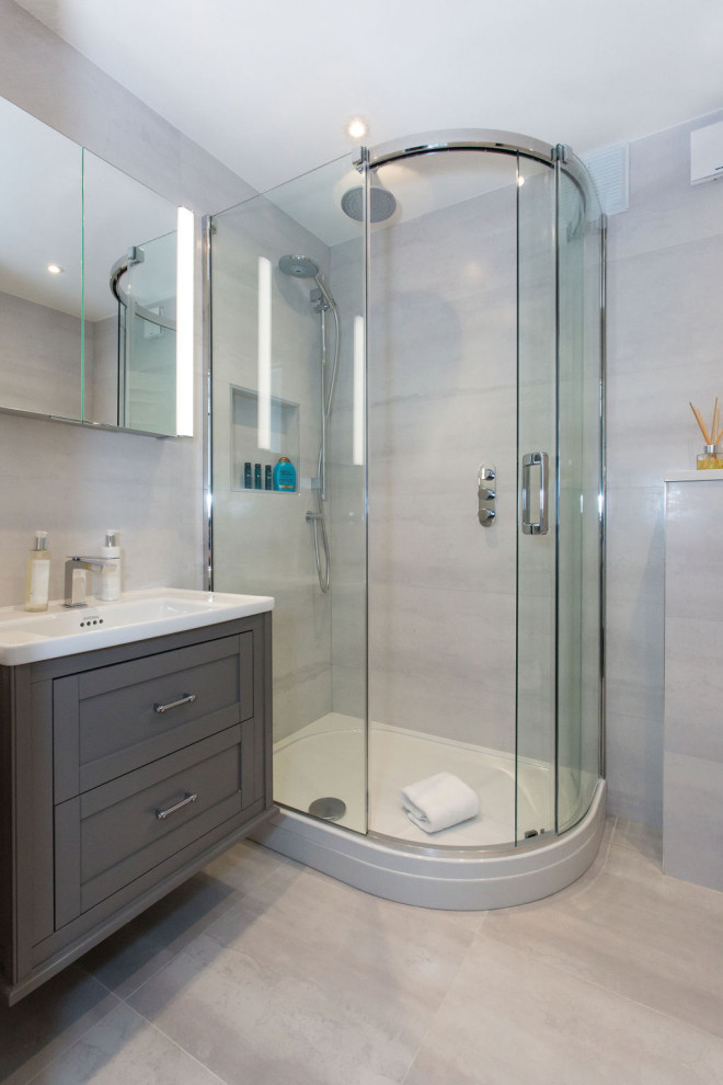 Idées déco pour une salle de bain contemporaine de taille moyenne pour enfant avec un placard avec porte à panneau encastré, des portes de placard bleues, un carrelage blanc, du carrelage en marbre et un plan de toilette en marbre.