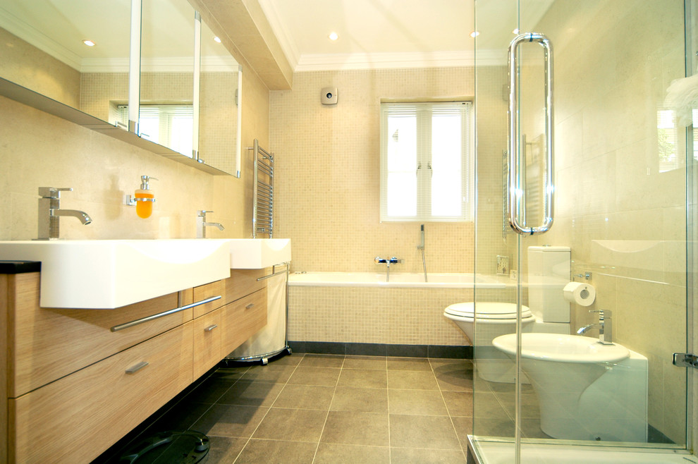 Источник вдохновения для домашнего уюта: большая ванная комната в стиле модернизм с стеклянными фасадами, гидромассажной ванной, двойным душем, серой плиткой, полом из керамической плитки и душевой кабиной