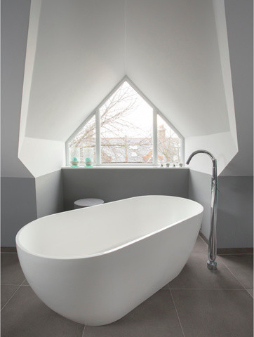 Foto de cuarto de baño principal contemporáneo con armarios con paneles lisos, puertas de armario de madera clara, paredes grises, lavabo sobreencimera y encimera de madera