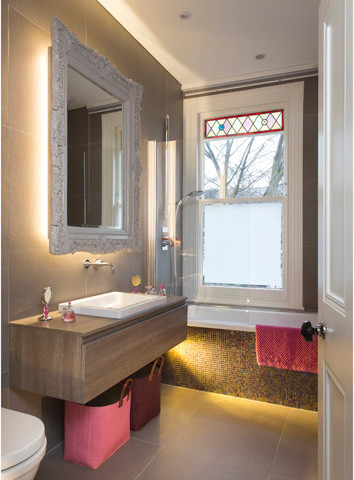 Imagen de cuarto de baño principal actual con armarios con paneles lisos, puertas de armario de madera clara, paredes grises, lavabo sobreencimera y encimera de madera