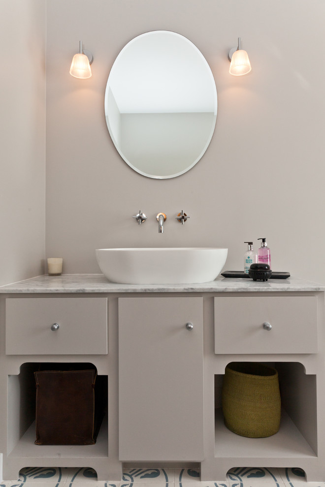 Источник вдохновения для домашнего уюта: ванная комната в стиле неоклассика (современная классика) с настольной раковиной и плоскими фасадами