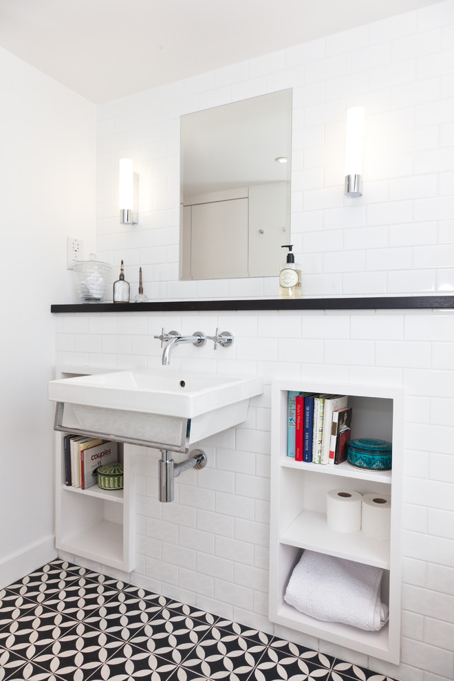 Modelo de cuarto de baño azulejo de dos tonos clásico renovado con baldosas y/o azulejos blancos, baldosas y/o azulejos de cemento y lavabo suspendido