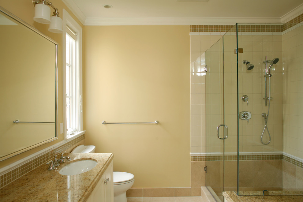 Diseño de cuarto de baño clásico con encimera de granito y baldosas y/o azulejos en mosaico