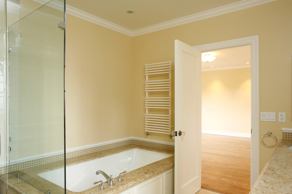 Immagine di una stanza da bagno classica con top in granito