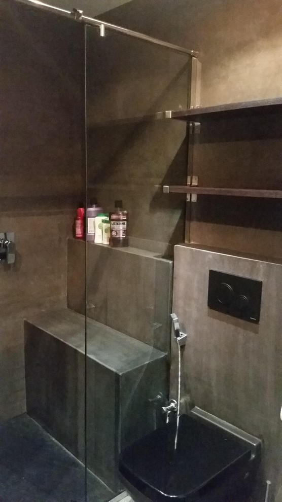 Kleines Modernes Badezimmer mit Doppeldusche, Wandtoilette, braunen Fliesen, brauner Wandfarbe und Keramikboden in Sonstige