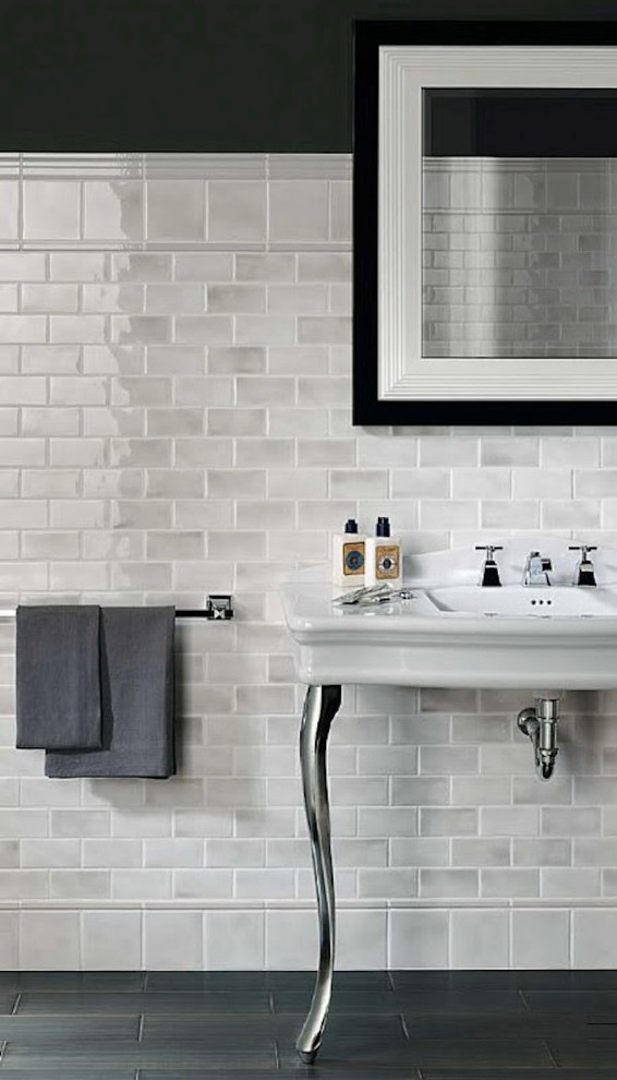 Пример оригинального дизайна: ванная комната среднего размера в стиле неоклассика (современная классика) с серой плиткой, плиткой кабанчик, черными стенами, полом из керамогранита, душевой кабиной и консольной раковиной