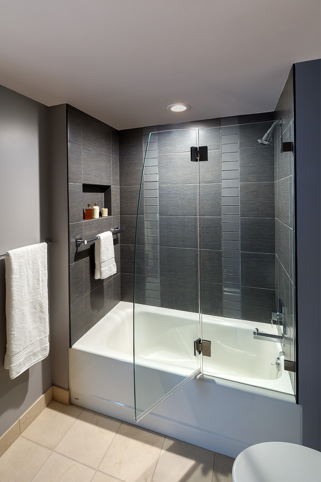 Idee per una piccola stanza da bagno padronale minimal con vasca ad alcova, vasca/doccia, piastrelle grigie, piastrelle di vetro, pavimento in gres porcellanato, pavimento beige e porta doccia a battente