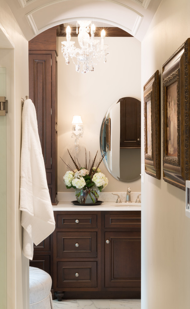Idéer för att renovera ett stort vintage en-suite badrum, med luckor med profilerade fronter, skåp i mörkt trä, ett fristående badkar, en dusch i en alkov, vita väggar, ett undermonterad handfat, marmorgolv och marmorbänkskiva