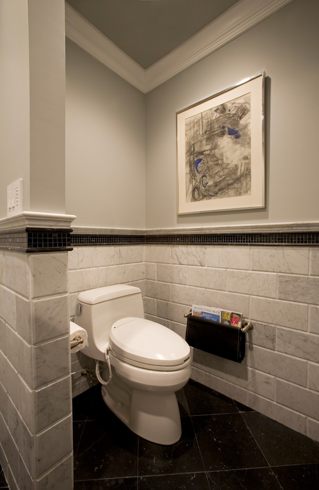 Exemple d'un WC et toilettes chic de taille moyenne avec WC à poser, un carrelage multicolore, un carrelage de pierre, un mur gris, un plan vasque, un plan de toilette en marbre, un sol en marbre et un placard sans porte.