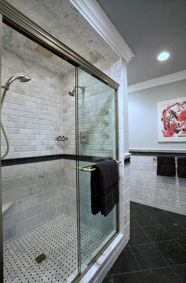 Idée de décoration pour une salle de bain principale tradition de taille moyenne avec une douche double, un carrelage de pierre, un mur gris, un plan vasque, un plan de toilette en marbre, WC à poser, un sol en marbre, un placard sans porte et un carrelage beige.
