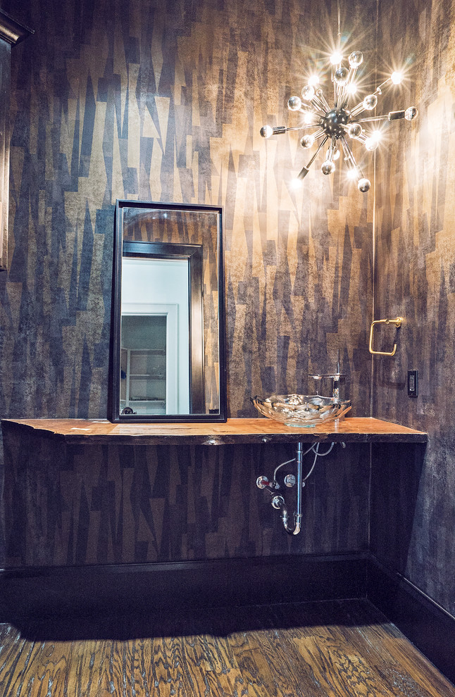 Diseño de cuarto de baño contemporáneo grande con paredes multicolor, suelo de madera oscura, aseo y ducha, lavabo sobreencimera y encimera de madera