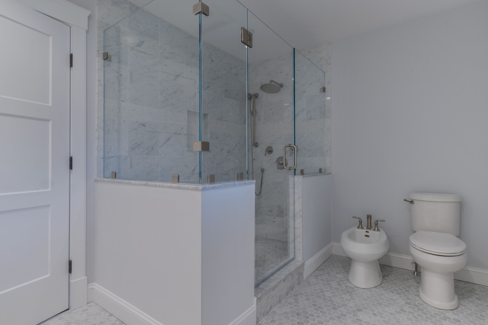 Immagine di una stanza da bagno padronale tradizionale di medie dimensioni con doccia aperta, bidè, piastrelle di marmo, pareti grigie, pavimento in marmo, pavimento grigio e porta doccia a battente