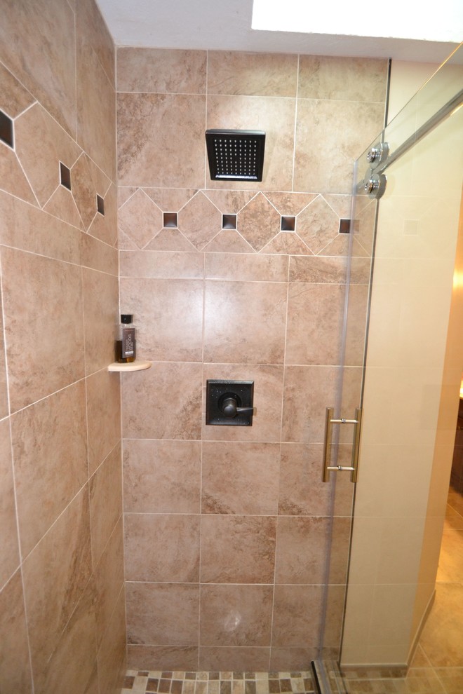 Maskaluk Master Bathroom Cuarto de baño Cleveland de ACCENT HOME