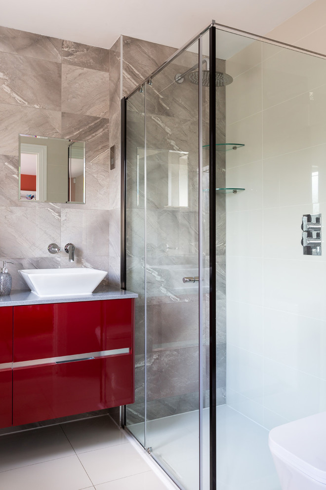 На фото: ванная комната в современном стиле с плоскими фасадами, красными фасадами, угловым душем, душевой кабиной, настольной раковиной, белым полом, душем с распашными дверями и серой столешницей с