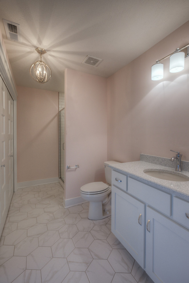 Idées déco pour une grande salle de bain pour enfant avec un mur rose et un plan de toilette gris.