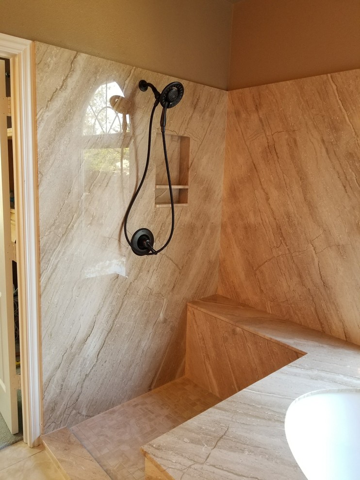 Diseño de cuarto de baño principal mediterráneo de tamaño medio con bañera encastrada sin remate, ducha esquinera, baldosas y/o azulejos marrones, losas de piedra, paredes beige, suelo beige y ducha abierta