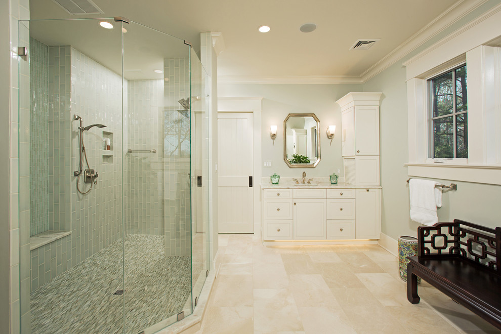 Источник вдохновения для домашнего уюта: большая главная ванная комната в стиле неоклассика (современная классика) с белыми фасадами, двойным душем, керамической плиткой, полом из травертина, мраморной столешницей, фасадами в стиле шейкер, зелеными стенами, накладной раковиной, серой плиткой, душем с распашными дверями и бежевым полом