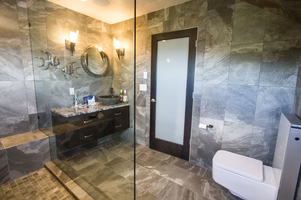Inspiration för ett stort funkis en-suite badrum, med släta luckor, skåp i mörkt trä, grå kakel, porslinskakel och granitbänkskiva