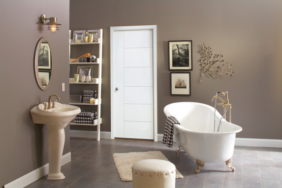 Пример оригинального дизайна: главная ванная комната среднего размера в стиле модернизм с ванной на ножках, полом из керамической плитки, раковиной с пьедесталом и черным полом