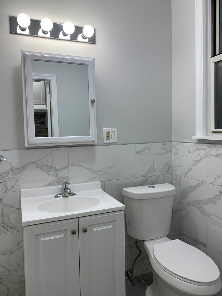 На фото: маленькая главная ванная комната в классическом стиле с фасадами с утопленной филенкой, белыми фасадами, ванной в нише, душем в нише, раздельным унитазом, черно-белой плиткой, керамогранитной плиткой, серыми стенами, полом из керамогранита, столешницей из искусственного кварца, зеленым полом, шторкой для ванной и белой столешницей для на участке и в саду с