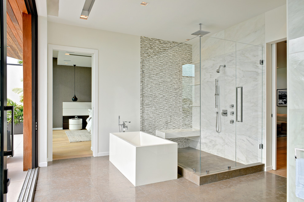 Aménagement d'une salle de bain principale contemporaine avec une baignoire indépendante, une douche d'angle, un carrelage gris, un carrelage blanc, mosaïque, un mur blanc, un sol marron et une cabine de douche à porte battante.