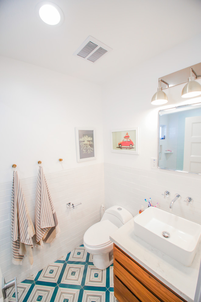 Источник вдохновения для домашнего уюта: маленькая ванная комната в современном стиле с фасадами цвета дерева среднего тона, отдельно стоящей ванной, душем в нише, унитазом-моноблоком, белой плиткой, плиткой кабанчик, белыми стенами, полом из керамической плитки, настольной раковиной, столешницей из кварцита, бирюзовым полом, душем с раздвижными дверями и белой столешницей для на участке и в саду