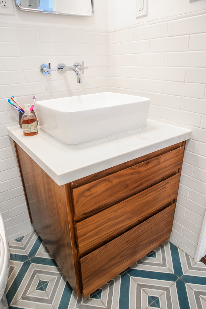 Идея дизайна: маленькая ванная комната в современном стиле с фасадами цвета дерева среднего тона, отдельно стоящей ванной, душем в нише, унитазом-моноблоком, белой плиткой, плиткой кабанчик, белыми стенами, полом из керамической плитки, настольной раковиной, столешницей из кварцита, бирюзовым полом, душем с раздвижными дверями и белой столешницей для на участке и в саду