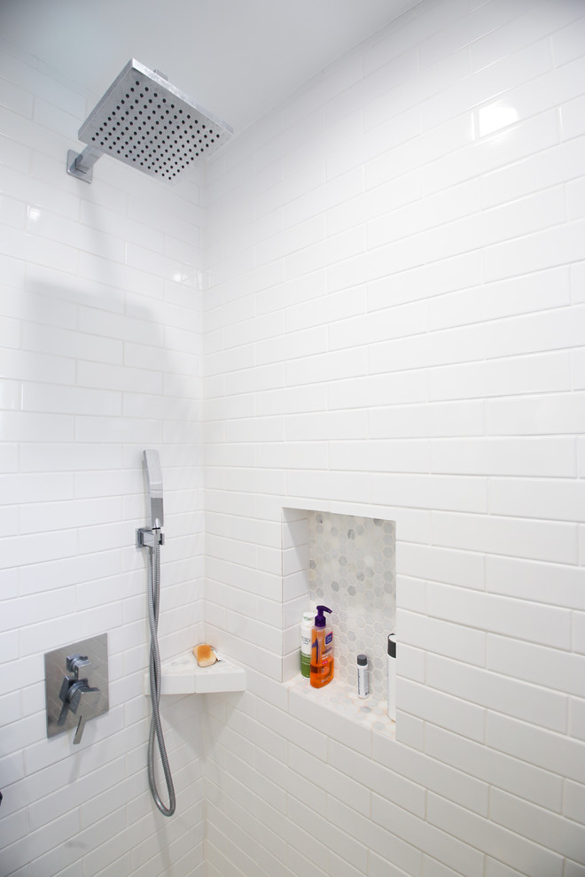 ロサンゼルスにあるお手頃価格の小さなコンテンポラリースタイルのおしゃれな浴室 (中間色木目調キャビネット、置き型浴槽、アルコーブ型シャワー、一体型トイレ	、白いタイル、サブウェイタイル、白い壁、セラミックタイルの床、ベッセル式洗面器、珪岩の洗面台、ターコイズの床、引戸のシャワー、白い洗面カウンター) の写真