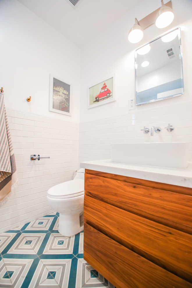 Пример оригинального дизайна: маленькая ванная комната в современном стиле с фасадами цвета дерева среднего тона, отдельно стоящей ванной, душем в нише, унитазом-моноблоком, белой плиткой, плиткой кабанчик, белыми стенами, полом из керамической плитки, настольной раковиной, столешницей из кварцита, бирюзовым полом, душем с раздвижными дверями и белой столешницей для на участке и в саду