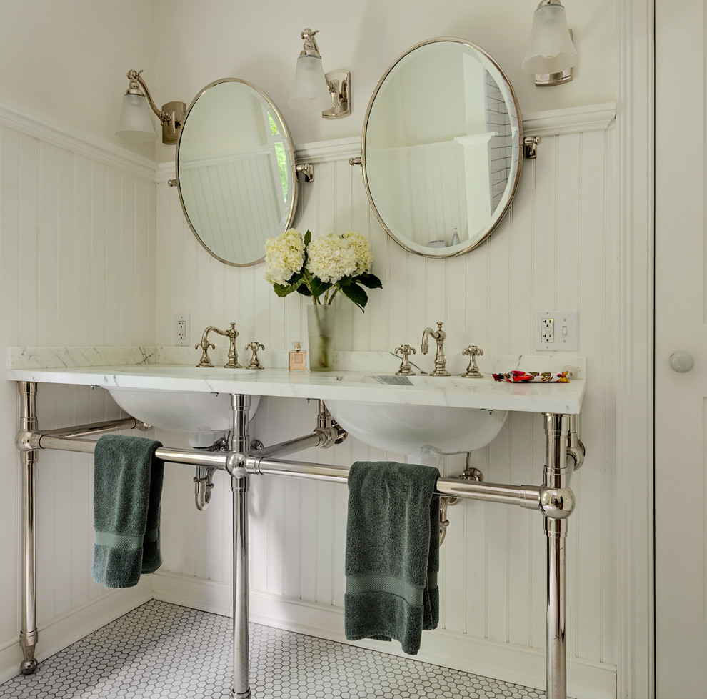 Пример оригинального дизайна: ванная комната в стиле кантри с консольной раковиной
