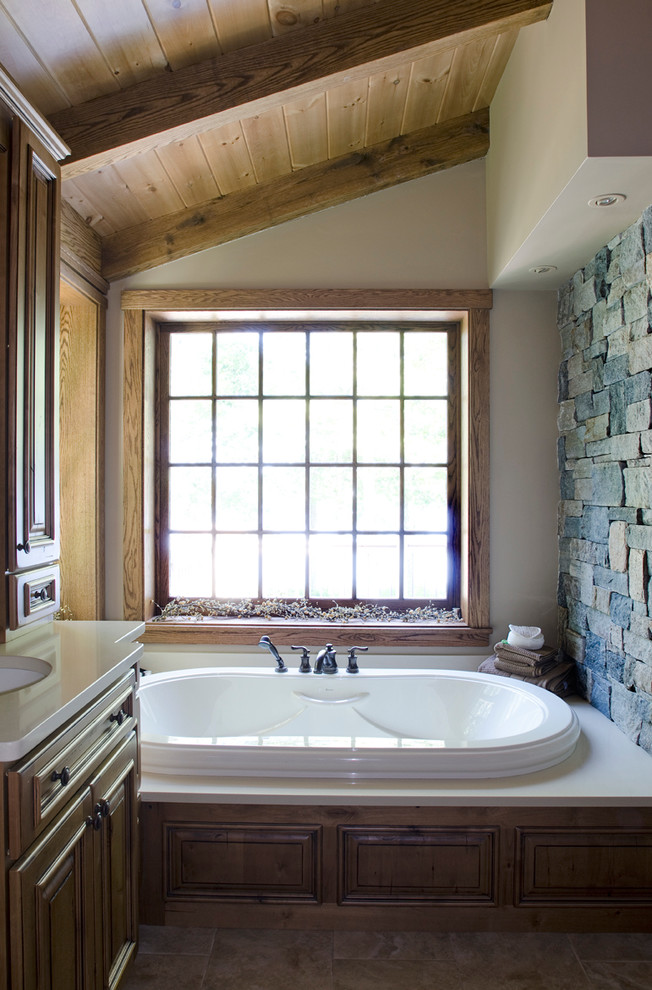 Inredning av ett klassiskt stort en-suite badrum, med luckor med upphöjd panel, skåp i mellenmörkt trä, ett badkar i en alkov och klinkergolv i keramik