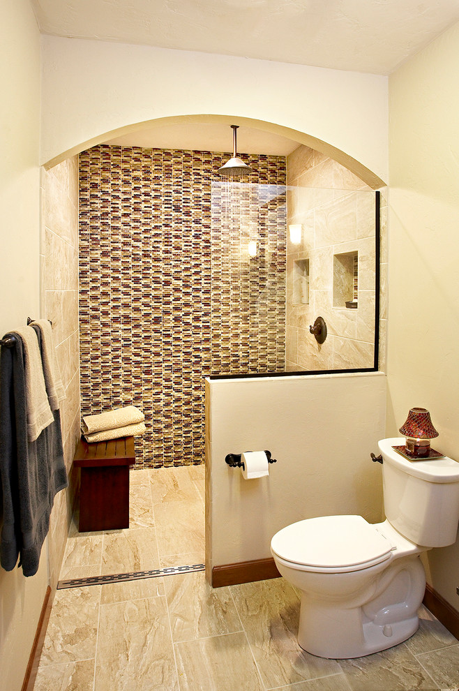 Inspiration pour une salle de bain principale chalet en bois brun de taille moyenne avec une vasque, un placard avec porte à panneau surélevé, un plan de toilette en marbre, une douche à l'italienne, WC séparés, un carrelage beige, un carrelage de pierre, un mur beige et un sol en carrelage de céramique.