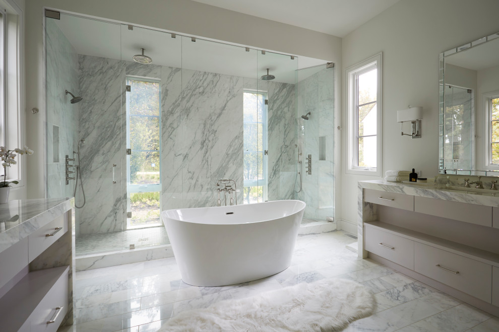 Idéer för att renovera ett mycket stort funkis vit vitt en-suite badrum, med släta luckor, grå skåp, ett fristående badkar, en dubbeldusch, grå kakel, marmorkakel, vita väggar, marmorgolv, ett undermonterad handfat, marmorbänkskiva, grått golv och dusch med gångjärnsdörr