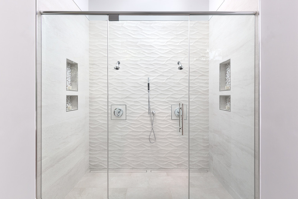 Modern inredning av ett stort en-suite badrum, med dusch med gångjärnsdörr, skåp i mörkt trä, ett fristående badkar, en kantlös dusch, beige kakel, porslinskakel, vita väggar, klinkergolv i porslin, ett fristående handfat, bänkskiva i kvarts och beiget golv