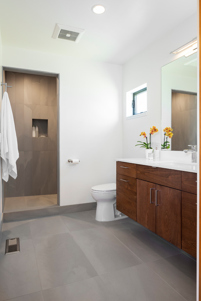 Exemple d'une salle d'eau tendance en bois brun de taille moyenne avec un placard à porte plane, une douche ouverte, un mur blanc, un lavabo encastré, un plan de toilette en quartz modifié, un sol gris, aucune cabine et un plan de toilette blanc.