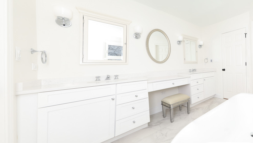Пример оригинального дизайна: главная ванная комната в современном стиле с белыми фасадами, отдельно стоящей ванной, открытым душем, унитазом-моноблоком, цементной плиткой, белыми стенами, полом из цементной плитки, душем с раздвижными дверями и белой столешницей