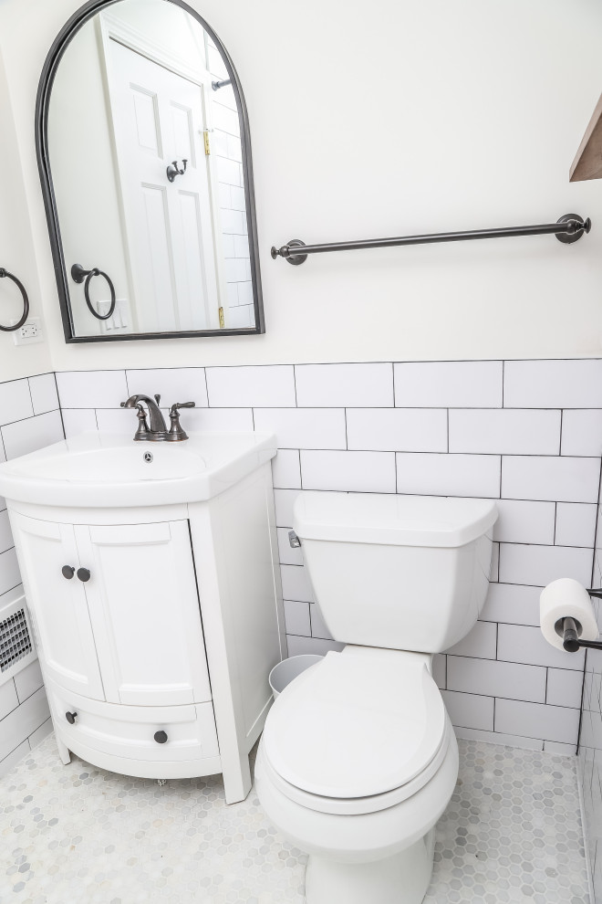 Modern inredning av ett vit vitt badrum med dusch, med vita skåp, ett fristående badkar, en öppen dusch, en toalettstol med hel cisternkåpa, cementkakel, vita väggar, cementgolv och dusch med skjutdörr