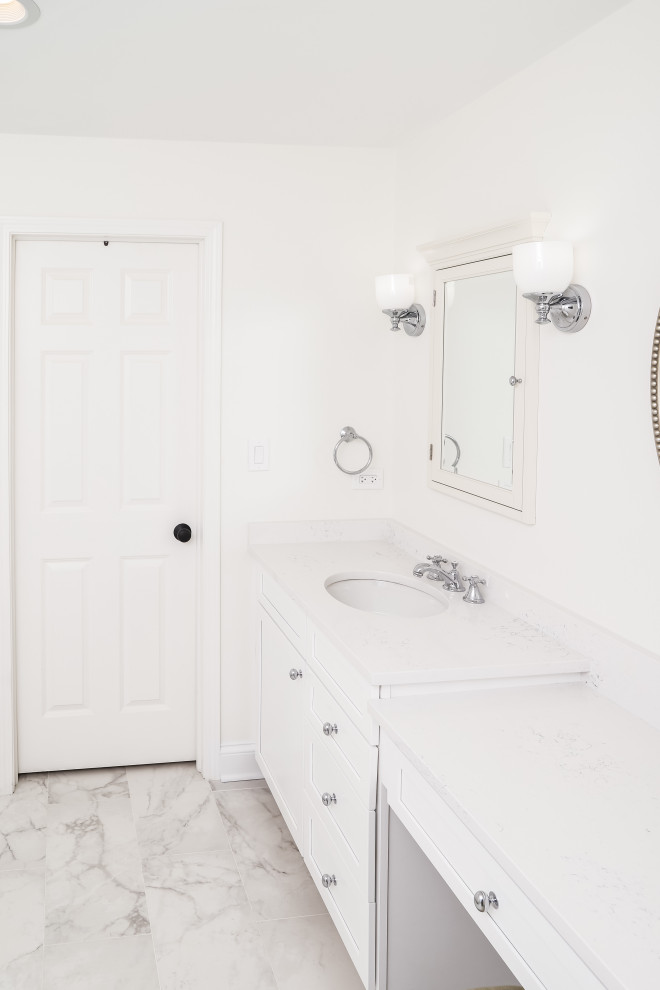 Exemple d'une salle de bain principale tendance avec des portes de placard blanches, une baignoire indépendante, une douche ouverte, WC à poser, des carreaux de béton, un mur blanc, carreaux de ciment au sol, une cabine de douche à porte coulissante et un plan de toilette blanc.