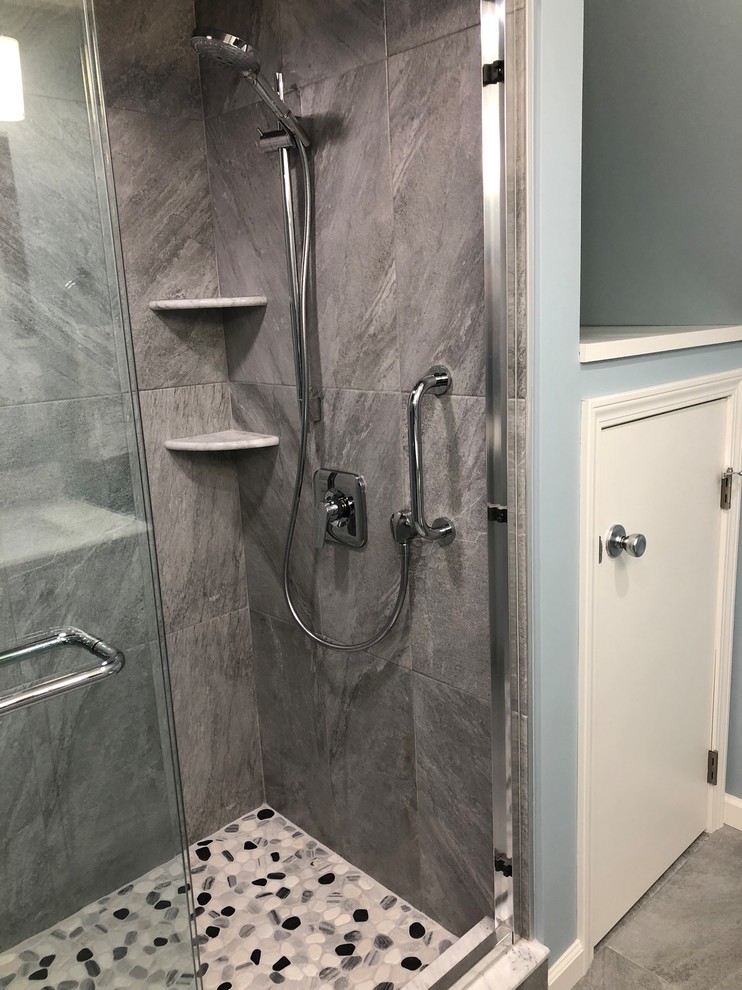 Idéer för mellanstora vintage vitt en-suite badrum, med luckor med upphöjd panel, grå skåp, en dubbeldusch, en bidé, grå kakel, porslinskakel, blå väggar, klinkergolv i porslin, ett undermonterad handfat, bänkskiva i kvarts, grått golv och dusch med skjutdörr