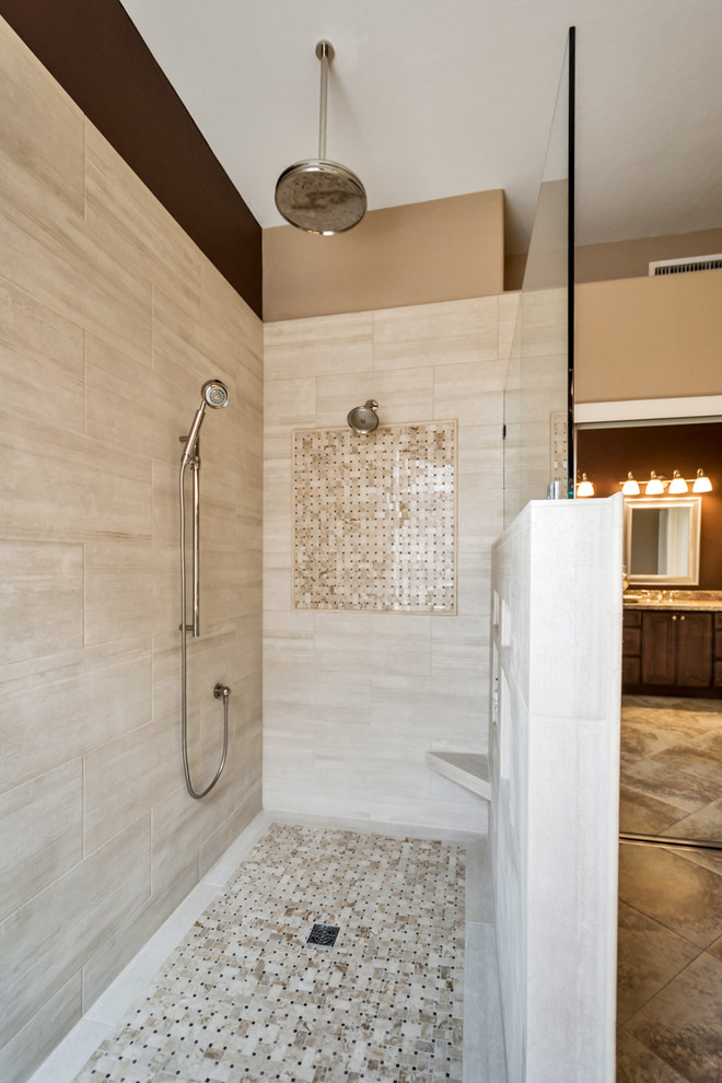 Inspiration för mellanstora klassiska en-suite badrum, med luckor med upphöjd panel, bruna skåp, en öppen dusch, beige kakel, porslinskakel, bruna väggar, ett nedsänkt handfat, granitbänkskiva och med dusch som är öppen