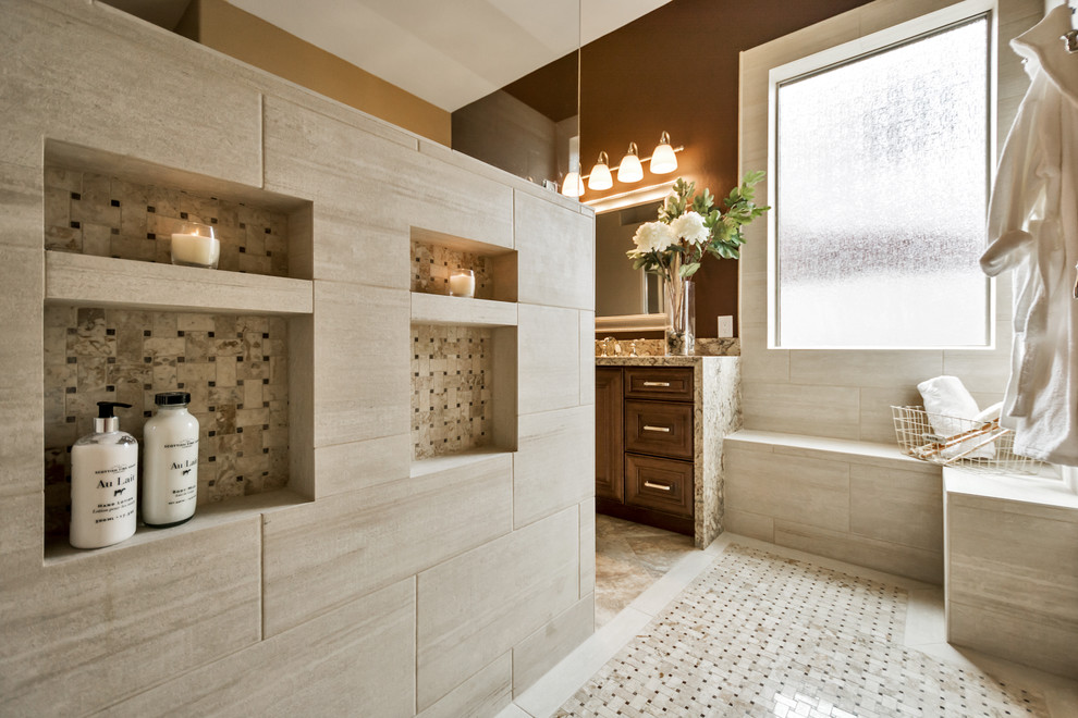 На фото: главная ванная комната среднего размера в классическом стиле с фасадами с выступающей филенкой, коричневыми фасадами, открытым душем, бежевой плиткой, керамогранитной плиткой, коричневыми стенами, накладной раковиной, столешницей из гранита и открытым душем