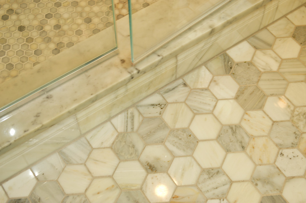 Foto di una stanza da bagno con doccia classica di medie dimensioni con lavabo sottopiano, ante in stile shaker, ante bianche, top in marmo, doccia alcova, WC a due pezzi, piastrelle bianche e piastrelle in pietra