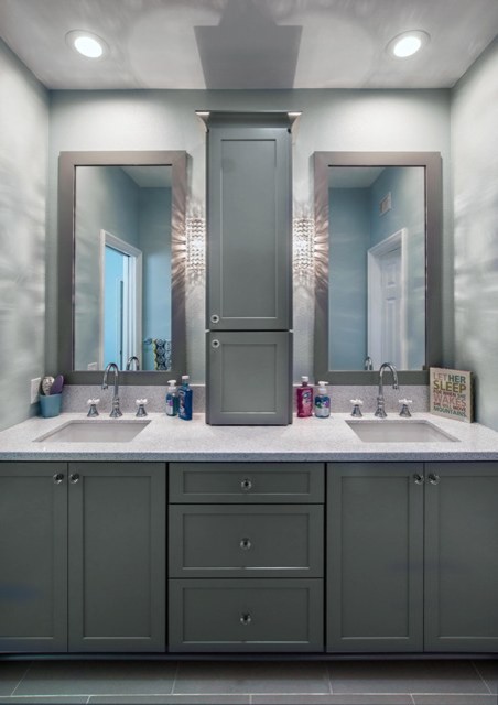 Inspiration pour une salle de bain design de taille moyenne pour enfant avec un lavabo encastré, un placard à porte shaker, des portes de placard grises, un plan de toilette en quartz modifié et un mur gris.