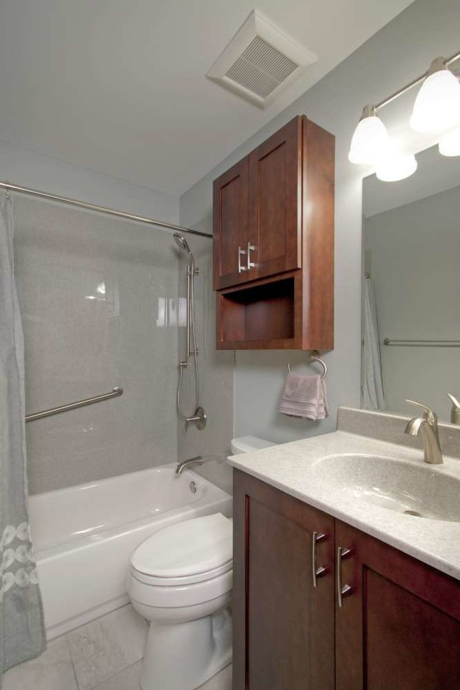 Exempel på ett mellanstort klassiskt badrum med dusch, med skåp i shakerstil, skåp i mörkt trä, ett badkar i en alkov, en dusch/badkar-kombination, grå kakel, grå väggar, skiffergolv, ett integrerad handfat och bänkskiva i onyx